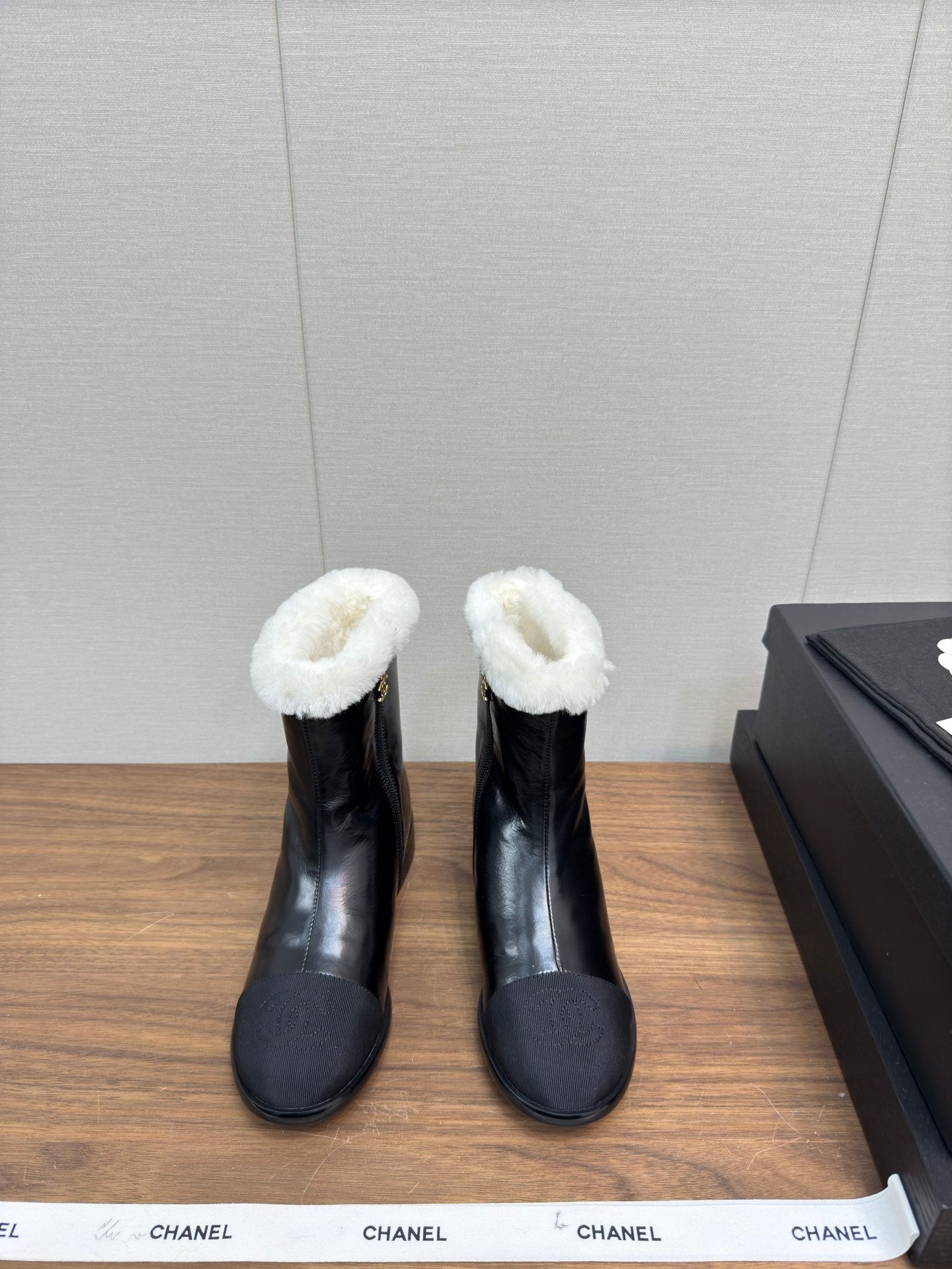 Chanel 24 Fall/Winter New Wool-Lined Snow Boots, Black