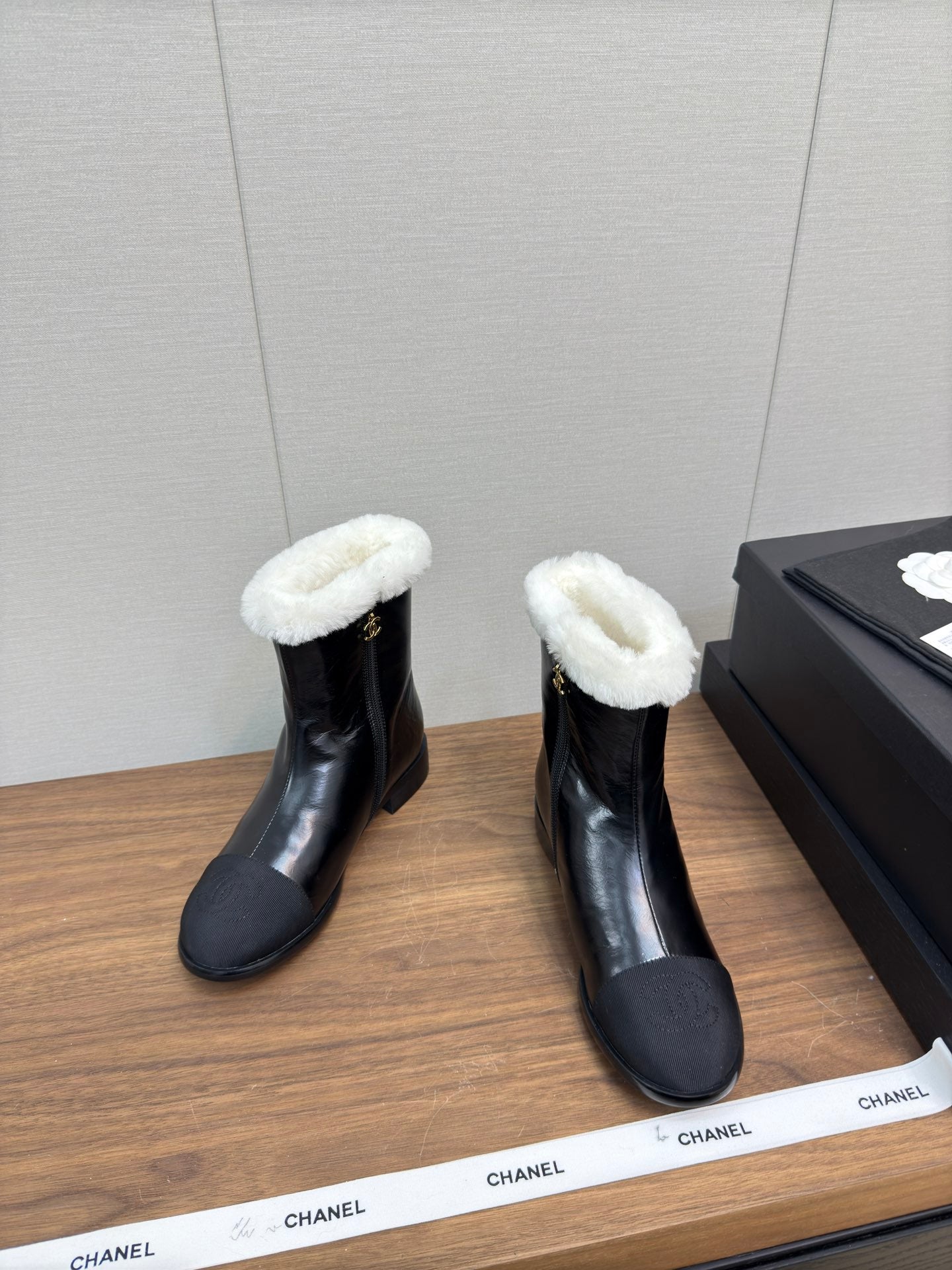 Chanel 24 Fall/Winter New Wool-Lined Snow Boots, Black
