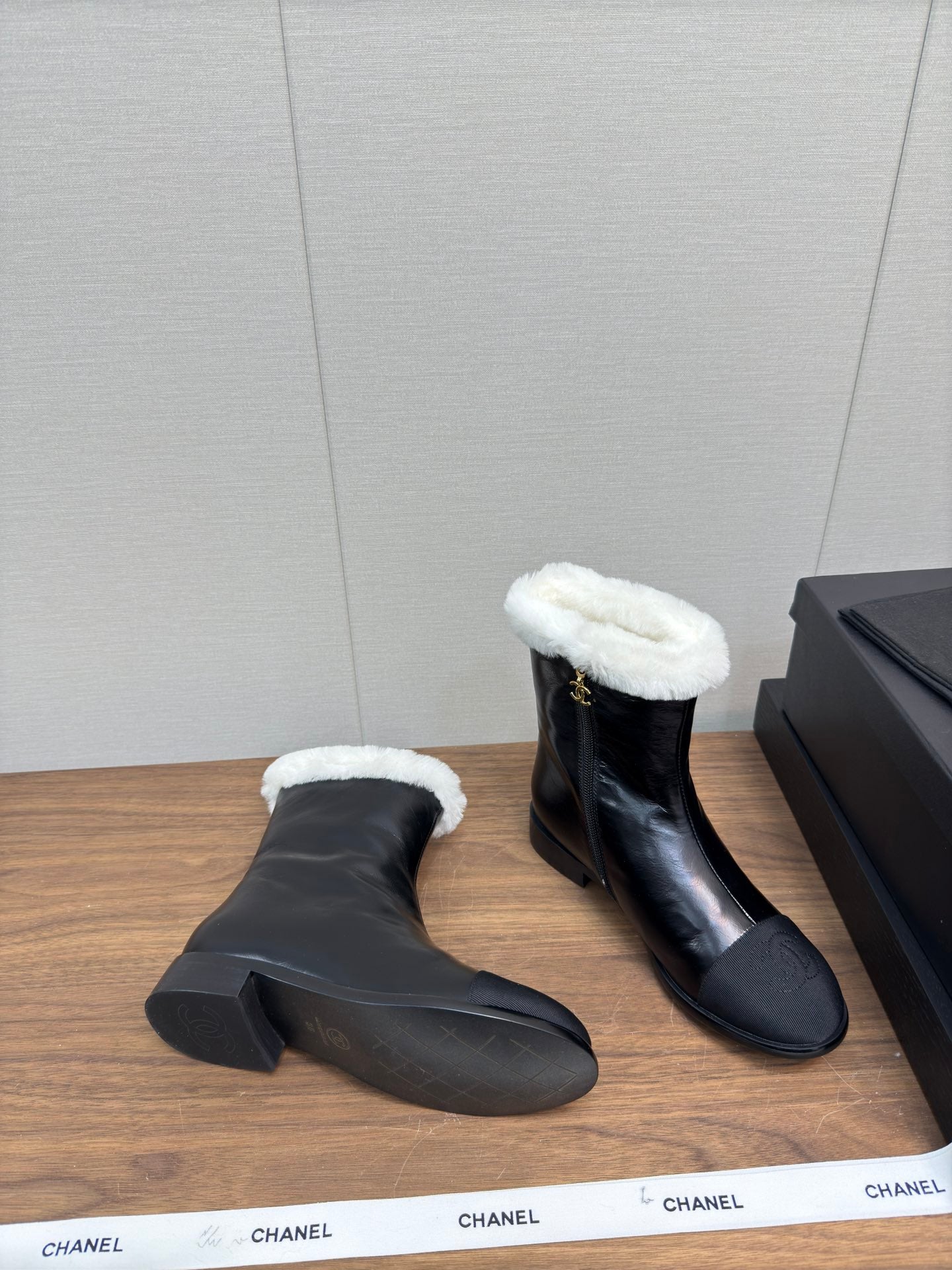 Chanel 24 Fall/Winter New Wool-Lined Snow Boots, Black