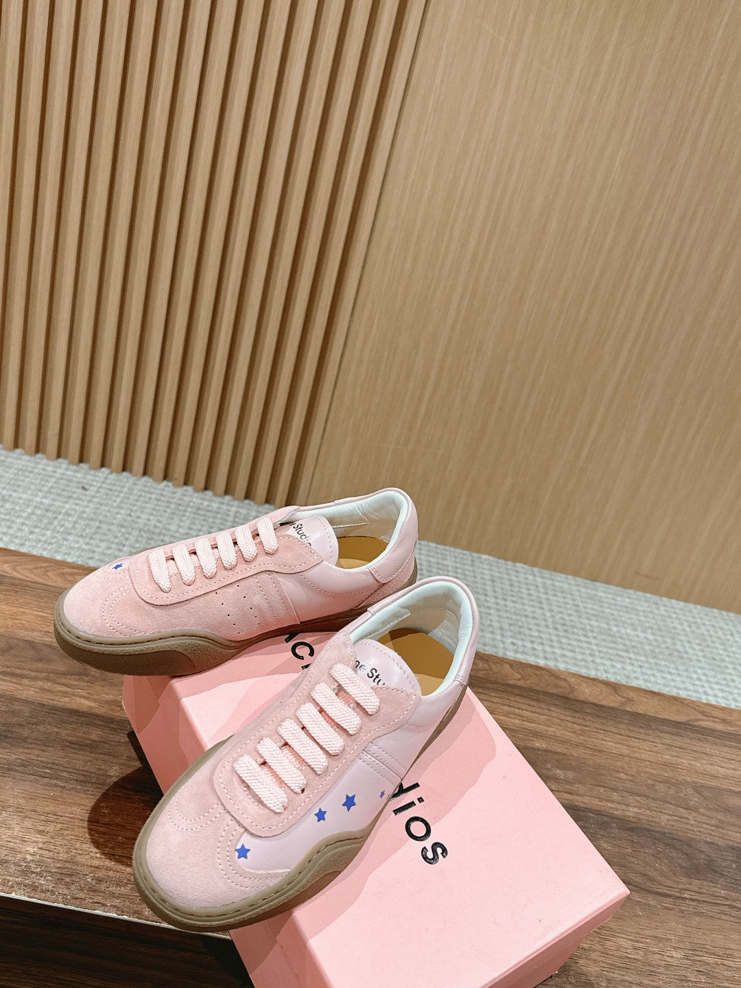 Acne Studios
panelled-design leather Sneakers, Pink