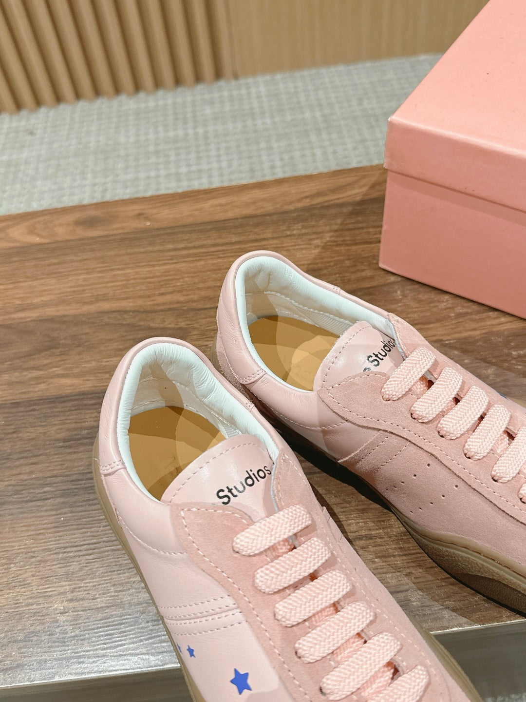 Acne Studios
panelled-design leather Sneakers, Pink