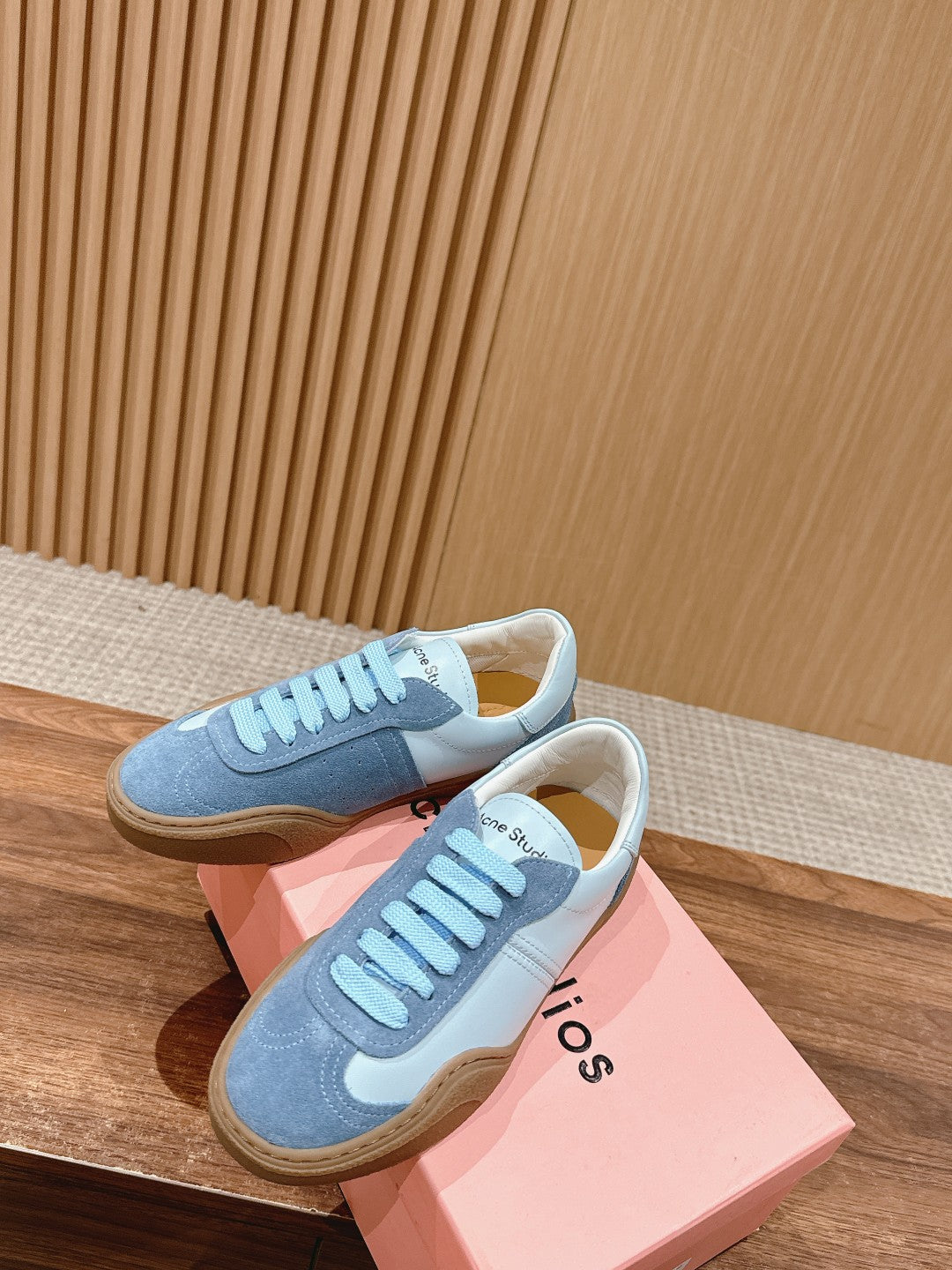 Acne Studios
panelled-design leather Sneakers, Blue